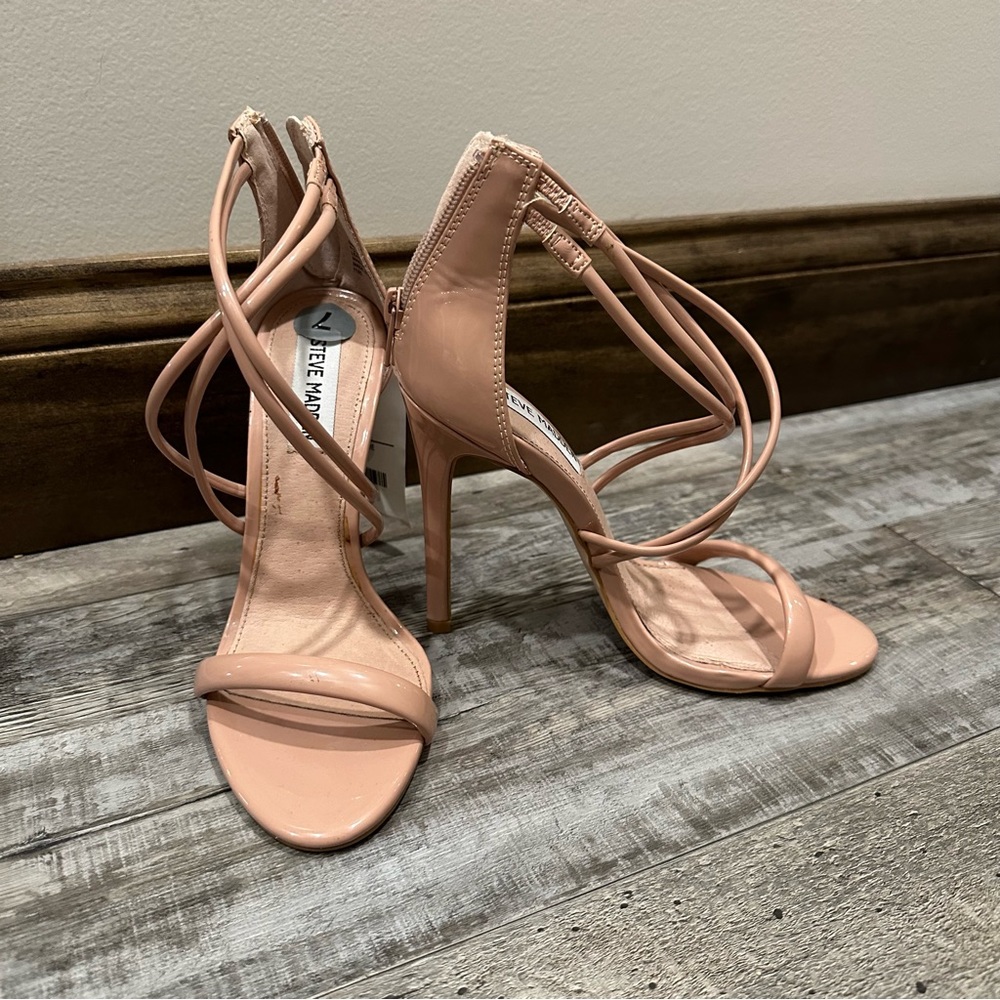 NWT - Steve Madden nude shoe